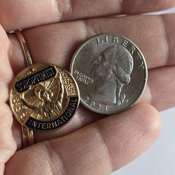 Vintage lapel pin Soroptimist International Yellow Gold Tone brooch round - Picture 7 of 9